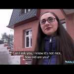 Jovencita rusa con gafas follada por un desconocido a cambio de dinero